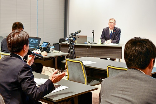 企業価値向上の秘訣は――。参加者からの質問に対してキャロン氏が答えた<br><span class="fontSizeS">(写真:中島 正之)</span>