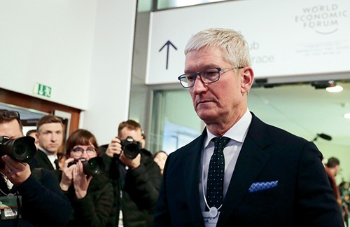 アップルが20年2月26日に開催した株主総会では、中国政府に対するインターネット検閲への協力実態を開示するよう求めた提案が出され、40.6%と高い賛成票を得た。上は、同社のティム・クック最高経営責任者(CEO)<br><span class="fontSizeS">(写真:AP/アフロ)</span>
