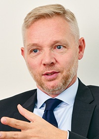<b>マーティン・スキャンケ</b><br>2014年4月からPRI議長を務める。気候関連財務情報開示タスクフォース(TCFD)には金融業界代表の1人として参加した。ノルウェー経済の気候関連リスクを特定する政府委員会議長などを歴任。かつてはノルウェー財務省の副局長などマクロ経済政策に10年以上携わった。同国首相の経済政策問題担当チーフアドバイザーを務めたほか、財務省の資産運用部門を立ち上げ、約1兆ドルの資産を保有するノルウェー政府年金基金の管理を担当した。2010~11年には世界経済フォーラムにおいて、「公共・機関投資家向け産業アジェンダ委員会」の議長を務めた(写真:中島正之)