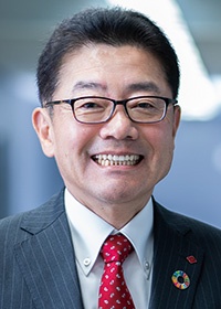 岩田 圭一(いわた・けいいち)住友化学 代表取締役社長 兼 社長執行役員1957年大阪府生まれ。1982年東京大学法学部卒業後、住友化学工業(現・住友化学)入社。2002年住友化学ベルギー(現・住友化学ヨーロッパ)出向、2004年情報電子化学業務室部長、2010年より執行役員、常務執行役員、専務執行役員を経て2018年に代表取締役 専務執行役員、2019年から現職(写真:川田 雅宏)