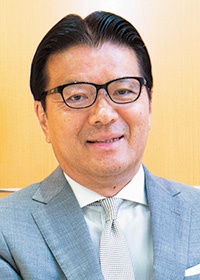 <b>貝沼 由久(かいぬま・よしひさ)</b><br>ミネベアミツミ 代表取締役会長兼社長執行役員(CEO & COO)<br>1956年生まれ。1978年慶応義塾大学法学部卒。1987年米ハーバード大学ロースクール法学修士課程修了。日本とニューヨークで弁護士として活動した後、1988年ミネベア(現ミネベアミツミ)に取締役法務担当として入社。2009年からミネベア代表取締役社長を務める。ミツミ電機との経営統合により、2017年から現職<span class="fontSizeS">(写真:木村 輝)</span>