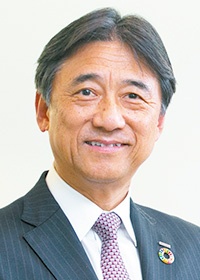 <b>吉澤 和弘(よしざわ・かずひろ)</b><br>NTTドコモ 代表取締役社長<br>1955年群馬県生まれ。1979年に日本電信電話公社(現・NTT)に入社。2007年にNTTドコモ執行役員 第二法人営業部長に。取締役執行役員 人事部長、取締役常務執行役員 経営企画部長 などを経て、14年に代表取締役副社長 技術・デバイス・情報戦略担当、16年6月に代表取締役社長に就任