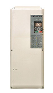 「U1000」は1台で高調波対策と電源回生を実現できるインバーター。「第3の省エネ」を実現する製品として2014年に発売され、2015年度省エネ大賞(製品・ビジネスモデル部門)を受賞した<br><span class="fontSizeS">(写真提供:安川電機)</span>