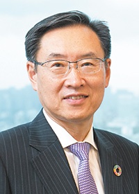 <b>碓井 稔(うすい・みのる)</b><br>セイコーエプソン 代表取締役社長<br>1955年長野県生まれ。東京大学工学部卒業後、79年に信州精器(現セイコーエプソン)に入社し、プリンターの技術開発を手掛ける。93年エプソン初のマイクロピエゾテクノロジーを搭載したインクジェットプリンターなどを開発、商品化に成功。生産技術開発本部長、常務取締役などを経て、2008年代表取締役社長に就任