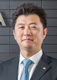 <b>齊藤康祐(さいとう・やすひろ)</b><br>タカヤマ 専務取締役<br>2002年3月亜細亜大学卒業。同年4月都内大手ビルメンテンス会社で経営を学び、2006年4月タカヤマに入社。同年10月にはエコジョイン富岡工場の開設と運営を統括。2008年取締役就任、2009年専務取締役就任