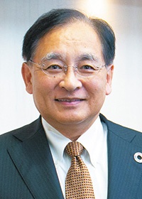 <b>鈴木 純(すずき・じゅん)</b><br>帝人 代表取締役社長執行役員<br>CEO<br>1958年東京都生まれ。83年東京大学大学院修了後、帝人入社、医薬品開発に携わる。2011年帝人グループ駐欧州代表を経て、12年帝人グループ執行役員(マーケティング最高責任者)、13年取締役常務執行役員(高機能繊維・複合材料事業グループ長)。14年4月から代表取締役社長執行役員CEOを務める