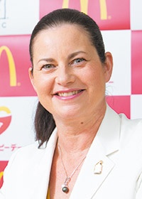 サラ L. カサノバ (Sarah L. Casanova)日本マクドナルド 代表取締役社長兼CEOカナダ生まれ。カナダ・マックマスター大学大学院で経営学を学んだ後、1991年マクドナルド・カナダ入社。マクドナルド・ロシアなどを経て、2004年日本マクドナルド・マーケティング本部長に就任。マクドナルド・マレーシアなどを経て、13年日本マクドナルド代表取締役社長兼CEO、14年日本マクドナルドホールディングス代表取締役社長兼CEOに就任