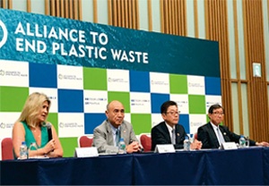 「アライアンス・トゥー・エンド・プラスチック・ウェイスト（AEPW）」は2019年7月、東京都内で会見を開き、活動について説明した（左）。「クリーン・オーシャン・マテリアル・アライアンス（CLOMA）」の会長を務める花王の澤田道隆社長（右）