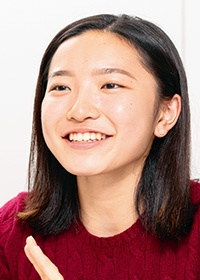 ユーグレナの初代CFOに選ばれた小澤杏子さん（17）。好きな科目は英語と生物。腸内細菌の研究に打ち込む傍ら、バスケットボール部に所属し、練習に励んでいる<span class="fontSizeS">（写真：尾関 裕士）</span>