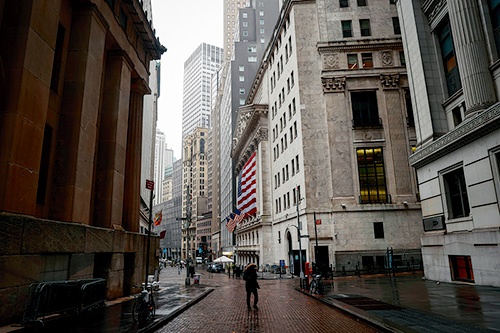 米国では外出禁止令が相次ぐ。ニューヨークのウォール街も人影がまばら<br><span class="fontSizeS">（写真：AFP/アフロ）</span>