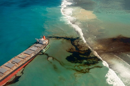 モーリシャス沖で座礁した貨物船から重油が流出した（写真は2020年8月9日）<br><span class="fontSizeS">（写真：THE FRENCH DEFENSE MINISTRY/AP/アフロ）</span>