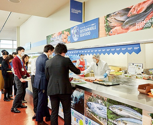 パナソニックは3月から社員食堂にMSC認証やASC認証の魚を導入した。