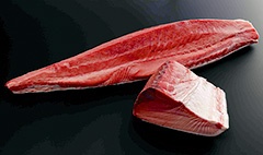 日本水産が発売した完全養殖クロマグロ。飼育時の餌を配合飼料に切り替えた