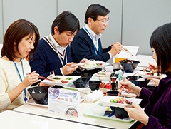 2020年までに100カ所以上のすべての社員食堂に広げる
