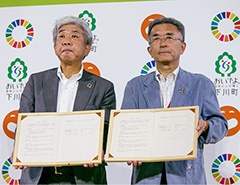 協定に調印した吉本興業の大﨑洋社長(左)と下川町の谷一之町長/写真:尾関裕士
