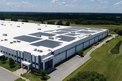 米ミシシッピ州にあるアシックスアメリカコーポレーションの配送センターでは1000kWの太陽光パネルを設置