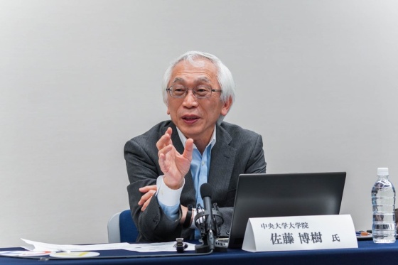 佐藤 博樹(さとう ひろき)氏 中央大学大学院戦略経営研究科(ビジネススクール)教授。一橋大学大学院社会学研究科博士課程単位取得退学。雇用職業総合研究所(現、労働政策研究・研修機構)研究員、法政大学経営学部教授、東京大学社会科学研究所教授などを経て2014年10月より現職。東京大学名誉教授。専門は人事管理論。『人材活用進化論』(日本経済新聞出版社)、『変わる働き方とキャリア・デザイン』(編著,勁草書房)など著書多数。内閣府・男女共同参画会議議員、内閣府・ワーク・ライフ・バランス推進官民トップ会議委員など政府の審議会や研究会の委員長を歴任(写真:川田 雅宏)