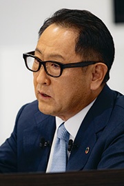 左:トヨタ自動車の株主総会は、コロナ禍における社会や地域への貢献がテーマとなった(写真:トヨタ自動車) 右:トヨタ自動車 社長 豊田 章男氏 「社長就任後12年間の売り上げは300兆円。そのうち部品会社への対価は230兆円。5万人の従業員を増やし、2500億円が家計に回った」(写真:トヨタ自動車、2020年11月の決算発表会)