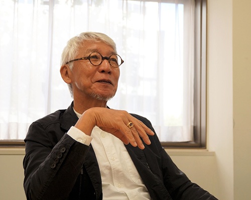 石田秀輝(いしだ ひでき)氏<br/>東北大学名誉教授、星槎大学特任教授、合同会社地球村研究室代表社員。サステナブル経営推進機構理事長。1953年岡山県生まれ。78年伊奈製陶(現LIXIL)入社。取締役CTOなどを経て2004年から東北大学大学院環境科学研究科教授。14年3月同大学を退職し、現職。ネイチャーテック研究会代表、アースウォッチ・ジャパン理事、ものづくり生命文化機構理事なども務める。主な著書に『自然に学ぶ粋なテクノロジー』(化学同人)、『地球が教える奇跡の技術』(祥伝社)、『ヤモリの指から不思議なテープ』(アリス館)などがある。
