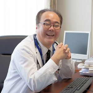 社会医療法人同仁会耳原総合病院の奥村伸二院長。1960年大阪市出身。1986年徳島大学卒業、耳原総合病院入職。1989年奈良県立医科大学附属病院 北村惣一郎教授に師事。1995年に国立がん研究センター中央病院、三井記念病院 呼吸器外科研修。1996年Sloan Kettering Cancer Center、Mayo clinic、MD Anderson Cancer Center研修。2002年耳原総合病院副病院長に就任。2011年病院長就任。2012年緩和ケア部長兼任。2015年病院建替事業、ホスピタルアート全面導入。日本外科学会専門医、日本呼吸器外科学会専門医、日本プライマリ・ケア連合学会指導医(写真提供:耳原総合病院)