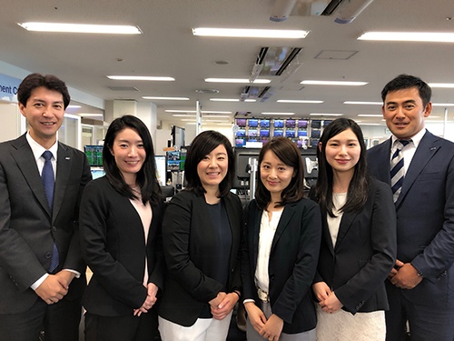 プロジェクトの推進メンバー。写真中央右(右から3人目)が、公認心理師の大井葉月氏(ANAエアポートサービス旅客サービス部国際業務課公認心理師・相談員)、以下右から久沢弘太郎氏(ANA東京空港支店部長兼ANAエアサポートサービス旅客サービス部長)、篠田枝里香氏(ANAエアポートサービス旅客サービス部国際業務課)、麻田理恵氏(同・旅客サービス部国内業務課)、堀麻衣子氏(同・旅客サービス部国内業務課)、大曲哲雄氏(同・旅客サービス部国内業務課リーダー)