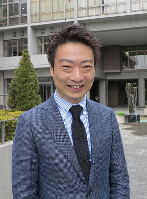 児浦良裕(こうら よしひろ)<br/>聖学院中学校・高等学校 広報部長・国際教育部長・21教育企画部長<br/>21世紀型教育機構 教育研究センター主任、教育プロデューサー、学校マーケティングコンサルタント。東京理科大学理学部卒業。ベネッセコーポレーションで16年勤務後、中高教諭に転職。数学・情報を担当するが、それ以外にも学校のマーケティングやグローバル教育、STEAM教育など新しい「21世紀型教育」をプロデュースしている。企業とのコラボ企画やレゴを使った思考力入試など、さまざまな取り組みを推進。共著に『ワークショップのアイデア帳』(翔泳社)。
