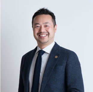 東 嗣了(あずま ひであき)<br/>(株)SYSTEMIC CHANGE代表取締役<br/>CRR Global Japan Ltd.共同代表。リーダーシップコンサルタント、組織と関係性のためのシステムコーチ。米ウィラメット大学アトキンソン経営大学卒(MBA)、アリゾナ州立大学院サステナビリティ・リーダーシップ学エグゼクティブ修士。これまで400社以上、3万人以上を対象に、人と組織の本質的な変化・変革を支援。日本におけるサステナビリティ・リーダーの育成に情熱を注ぐ。共著に『ワークショップのアイデア帳 30パターン』(翔泳社)。