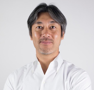 松場俊夫(まつば としお)<br/>NPO法人コーチ道 代表理事<br/>組織人事コンサルタント、ファシリテーター。関西学院大学商学部卒業後、リクルートに入社。就職情報誌などのコンサルティング営業に従事した後、退職。その後アメリカンフットボールのプロコーチとして、日本選手権で5度優勝を経験。2007年W杯日本代表コーチにも選出。現在、企業やスポーツの領域で講師・ファシリテーターとして5万人以上に研修やワークショップを実施。共著に『ワークショップのアイデア帳30』(翔泳社)。