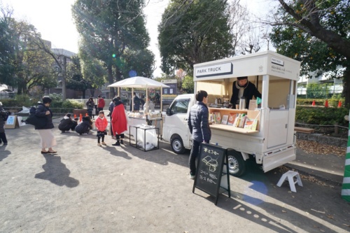 街かどの路面や公園のカフェやキッチンカーなどから漂うコーヒーの香りが、親切行動や人との交流などの社会的健康に結びついている可能性がある(写真:新・公民連携最前線)