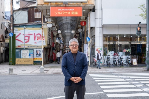 別府市をアートのまちに押し上げた立役者の山出淳也氏。1970年、大分市生まれ。高校時代にたまたま目にしたドキュメンタリーに影響を受け、現代アーティストの道へと進んだ。2022年までBEPPU PROJECT代表理事を務め、現在は新会社「Yamaide Art Office」を率いている(写真:小口正貴)