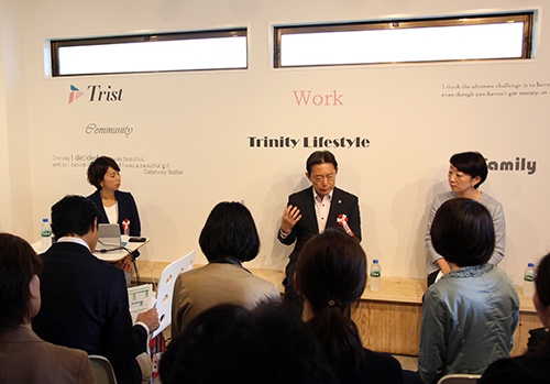 Tristをオープンした尾崎えり子さん、流山市長の井崎善治さん、Tristにサテライトオフィスを開設したISパートナーズ代表の山田メユミさんが、女性の多様な働き方について話し合った。（写真:本誌）