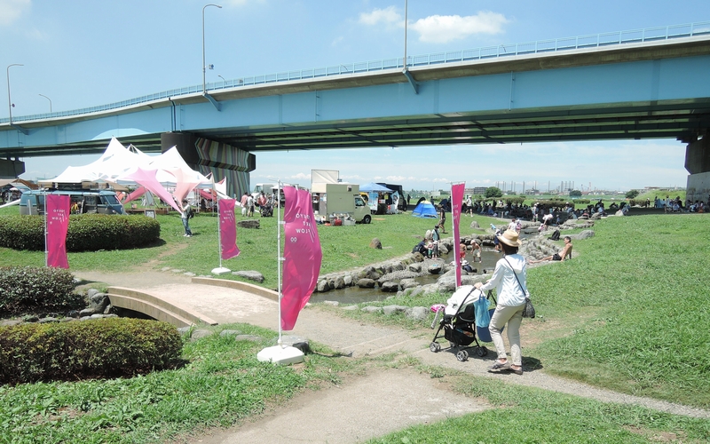 「TOKYO ART FLOW 00」の会場の一つとなった多摩川河川敷の兵庫島公園（写真：編集部）