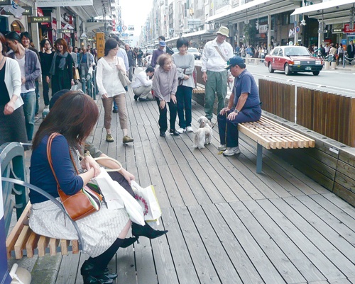 07年10月の「歩いて楽しいまちなか戦略」社会実験では、改修対象区間内で歩道の拡幅やウッドデッキ化を試行（写真：京都市）