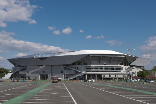 吹田サッカースタジアムの外観。収容人数4万人の屋根付きスタジアムだ。FIFA（国際サッカー連盟）の基準を満たしており、国際大会も開催できる（写真：生田将人）