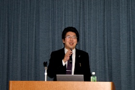 「オープンシティ戦略」について語る田中氏(写真:山田 哲也)