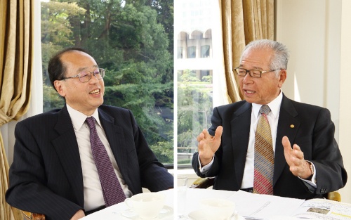 和泉洋人・内閣総理大臣補佐官(左)、 樋口武男・大和ハウス工業代表取締役会長兼CEO(右)