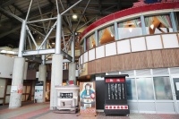 （左から）七尾港にある観光交流施設「能登食祭市場」は91年にオープン。森山さんの父親をはじめ、青年会議所のメンバーが中心となってまちの活性化に尽力した(写真：鈴木愛子)