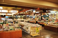 （左から）七尾港にある観光交流施設「能登食祭市場」は91年にオープン。森山さんの父親をはじめ、青年会議所のメンバーが中心となってまちの活性化に尽力した(写真：鈴木愛子)