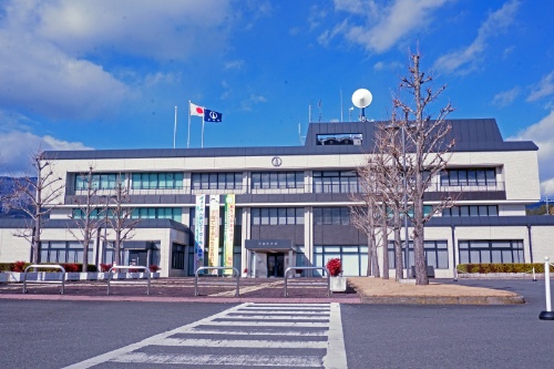 奈義町 町役場。「子育てするなら奈義町で!!」とキャッチフレーズを記した懸垂幕が目に入る(写真:山田真弓)