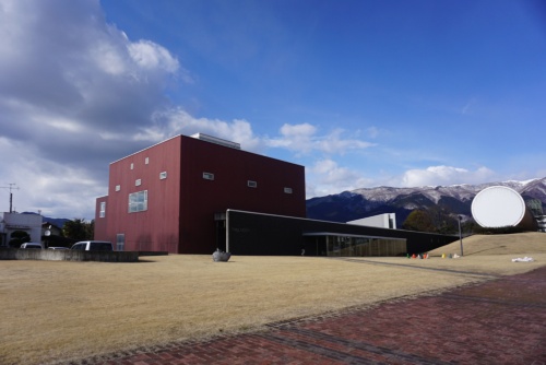 1994年4月25日に開館した奈義町現代美術館（通称Nagi MOCA）。著名建築家の磯崎新が設計した（写真：山田真弓）