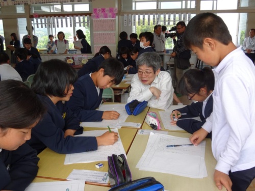 2016年5月19日に奈義小学校の6年生（2クラス：55人）を対象に、平田オリザ氏の「初授業」が行われた際の様子（画像提供：ナギカラ）