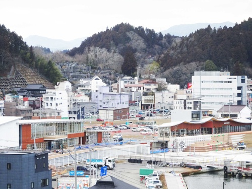 内湾地区の南町で進む再開発。手前のフェリー乗り場に防潮堤、気仙沼市まち・ひと・しごと交流プラザと迎が隣接。その奥にスローストリートやスローマーケットの用地が見える(写真:日経BP総研)