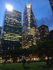 高層ビルの投光器が公園を照らす（写真：植田直樹）