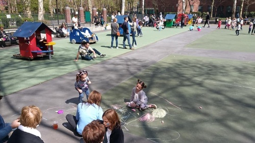 住宅街のプレイグラウンドで自由に遊び、戯れる親子の様子(写真:島田智里)