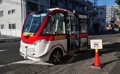 （写真2）左から、イオンタウン千種のバス停、名古屋工業大学のバス停、鶴舞駅のバス停（写真撮影：3点とも元田光一）