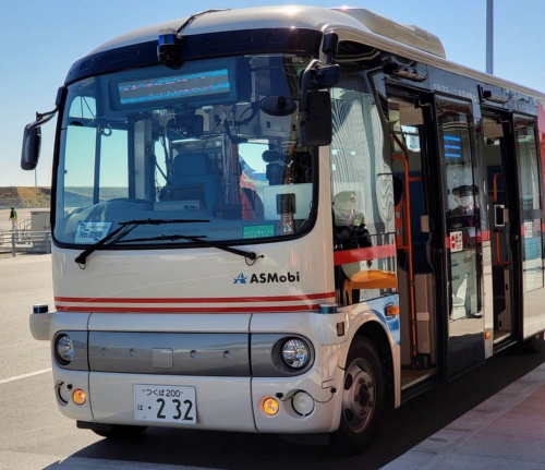 （写真4）中部国際空港の実証実験で使用した小型バス（写真：元田光一）