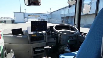（左：図2）中部国際空港エリアでの自動運転バスの運行ルート（出所：愛知県の発表資料）、（上：写真5）運転席無人の自動走行も実証（写真：元田光一）
