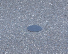 （写真6）道路に埋め込まれた磁気マーカー（写真：元田光一）