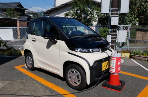 （写真5）カーシェアリングサービスで使用される2人乗りの電気自動車「C⁺pod」（写真：元田光一）