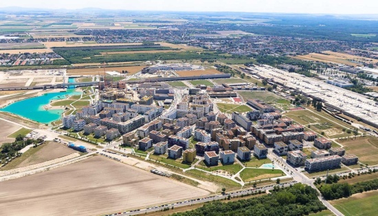 図1 ウイーン市の北東に位置するSeestadtで、2030年の完成目指して建設が進むスマートシティ「Seestadt Aspern」の航空写真（出所：Tovatt Architects and Planners）